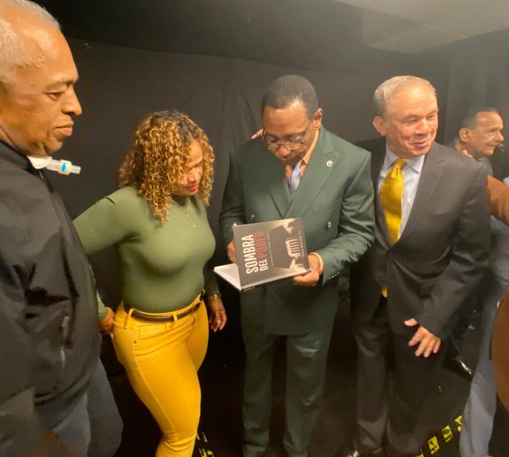 Escritor dominicano presenta en Nueva Jersey “Sombra del poder”, una obra que desnuda las estrategias del crimen global El escritor dominicano reunió a representantes políticos, diplomáticos y comunitarios en Paterson durante la presentación de una obra que examina las relaciones entre el poder, la geopolítica y las estructuras del crimen organizado internacional. En un mundo donde las fronteras entre el poder político, los intereses económicos y el crimen organizado se vuelven cada vez más complejas, el escritor dominicano Domingo Merán Novas presentó su libro “Sombra del poder: Estrategia del crimen global”, una obra que invita a mirar más allá de las apariencias para comprender las fuerzas que influyen en el destino de las naciones. La puesta en circulación se celebró la noche del sábado 24 de octubre de 2026 en Paterson, Nueva Jersey, ante una representación de dirigentes políticos, autoridades diplomáticas y personalidades de la comunidad dominicana que acudieron a respaldar una iniciativa literaria centrada en algunos de los desafíos más inquietantes del escenario internacional. Gratis y puedes cancelar en cualquier momento. La actividad, organizada por la Dirección de Cultura Dominicana en el Exterior en Nueva Jersey, convirtió el encuentro en un espacio de reflexión sobre el ejercicio del poder, la seguridad internacional y las estrategias utilizadas por las estructuras criminales que operan a escala global. En “Sombra del poder”, Merán Novas aborda las complejas relaciones entre la política, la economía y la geopolítica, planteando interrogantes sobre los mecanismos que condicionan la estabilidad de los Estados y la seguridad de las sociedades contemporáneas. Su marca puede estar aquí. Contáctenos por WhatsApp al 849 652 2141 La obra propone al lector adentrarse en un escenario donde las decisiones de poder trascienden las fronteras nacionales y donde comprender las estrategias del crimen organizado resulta fundamental para interpretar muchos de los acontecimientos que sacuden al mundo. El lanzamiento contó con la presencia de Máximo Corcino, presidente de la Fuerza del Pueblo en Nueva Jersey, y Nieve Pujols, secretaria general de esa organización política en el estado. También asistieron José Francisco Santana Suriel, cónsul dominicano en Nueva Jersey, y Roberto Díaz, concejal hispano de la ciudad de Hackensack. Domingo Merán Novas presenta en Nueva Jersey “Sombra del poder”, una obra que desnuda las estrategias del crimen Domingo Merán Novas presenta en Nueva Jersey “Sombra del poder”, una obra que desnuda las estrategias del crimen Entre los invitados figuraron, además, Wilton Mejía, secretario general de la Circunscripción Número Uno en el Exterior de la Fuerza del Pueblo; Máximo Vargas, encargado de Asuntos Electorales de esa organización en Nueva Jersey, y Leopoldo Peña, presidente del partido en el condado de Middlesex. La presencia de estas personalidades dio una dimensión política y comunitaria al encuentro, en el que la literatura sirvió como punto de convergencia para distintos sectores de la diáspora dominicana. La conducción de la ceremonia estuvo a cargo de Nicauris Hernández y Nerys Vargas, quienes dirigieron el programa y dieron paso a las intervenciones previstas durante la presentación. Su marca puede estar aquí. Contáctenos por WhatsApp al 849 652 2141 La jornada también tuvo un componente artístico con la participación de Daniel Encarnación, conocido como El Cantautor del Amor, cuya actuación complementó una velada dedicada a la literatura y la expresión cultural dominicana. Domingo Merán Novas presenta en Nueva Jersey “Sombra del poder”, una obra que desnuda las estrategias del crimen Domingo Merán Novas presenta en Nueva Jersey “Sombra del poder”, una obra que desnuda las estrategias del crimen Más allá de la presentación de un nuevo título, la publicación de “Sombra del poder” representa la apuesta intelectual de Domingo Merán Novas por estimular el pensamiento crítico frente a fenómenos que afectan la convivencia, la seguridad y el desarrollo de las sociedades. Su propuesta literaria sitúa en el centro del debate una cuestión de profunda actualidad: hasta dónde llegan las estructuras del crimen global y cómo sus estrategias se relacionan con los espacios donde se toman decisiones que afectan a millones de personas. El acto se desarrolló en el quinto piso del edificio situado en el 140 Market Street, en Paterson, donde también funciona el Consulado Dominicano. Con esta presentación, Merán Novas suma su voz a la producción intelectual de la diáspora dominicana, demostrando que la literatura también puede convertirse en un instrumento para examinar las estructuras del poder y promover una mirada crítica sobre las realidades del mundo contemporáneo.
