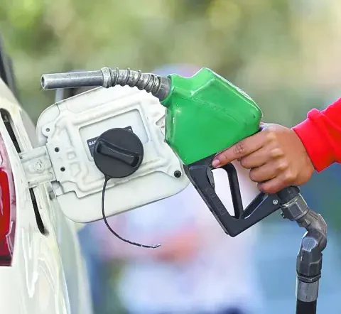 Gobierno mantiene congelados precios de combustibles pese al alza del petróleo