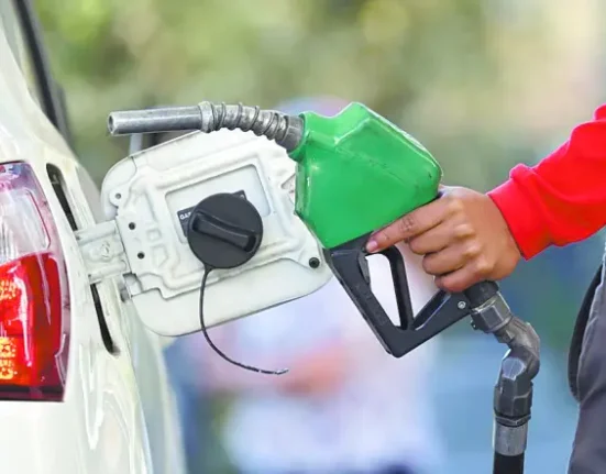 Gobierno mantiene congelados precios de combustibles pese al alza del petróleo