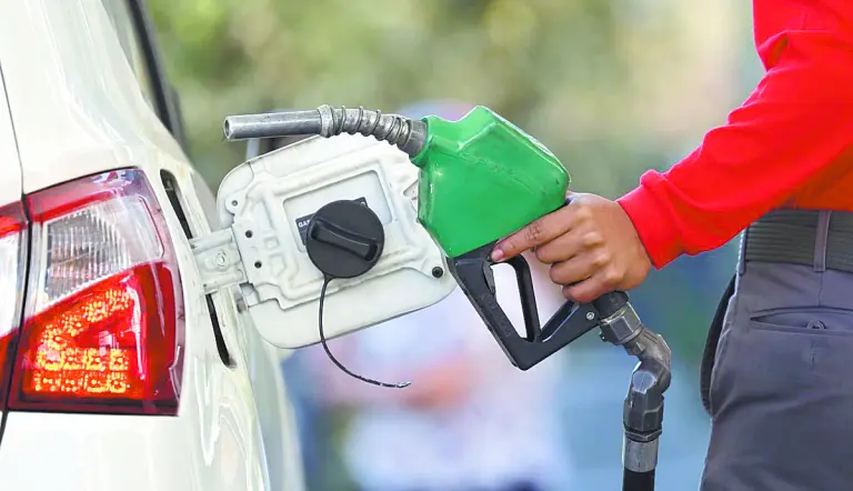 Gobierno mantiene congelados precios de combustibles pese al alza del petróleo