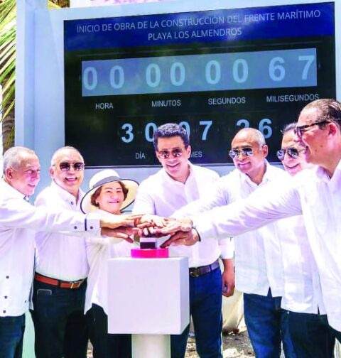 Dan primer picazo para construcción del malecón Los Almendros en Baní