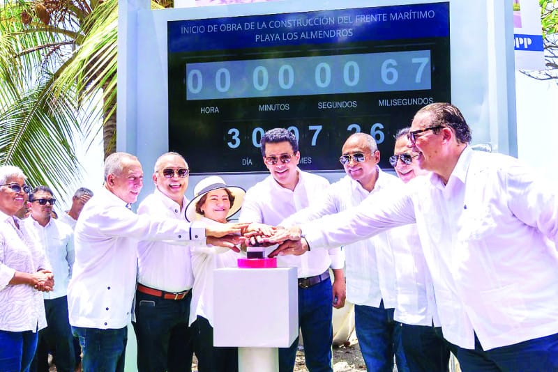 Dan primer picazo para construcción del malecón Los Almendros en Baní