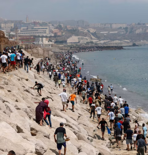 España afirma que 25.000 migrantes han llegados a Ceuta desde Marruecos “Las salidas se están produciendo a un ritmo de 150 personas por minuto”
