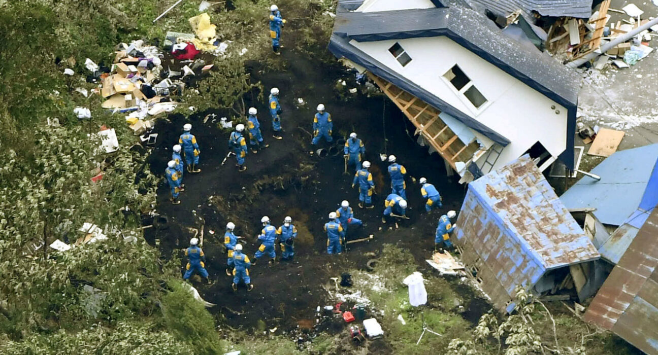 Se elevan a 18 los muertos por el terremoto en Japón mientras continúan los rescates