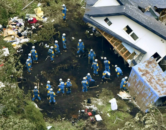 Se elevan a 18 los muertos por el terremoto en Japón mientras continúan los rescates