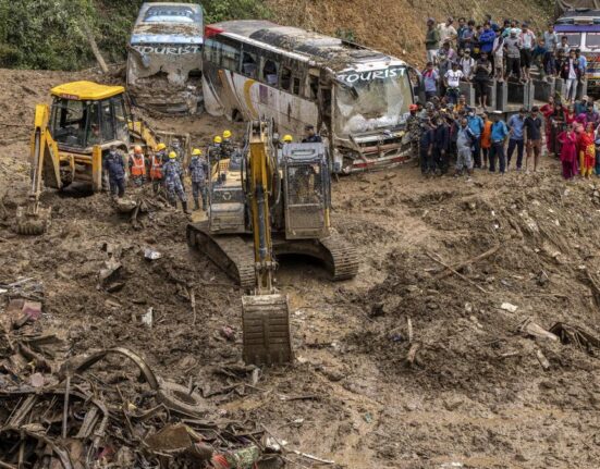 Riada en Nepal: Casi 700 muertos y labores de rescate contra el reloj