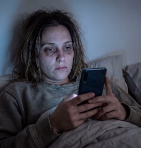 La psicología confirma que las personas que revisan el celular antes de dormir tienen peor memoria y menor concentración