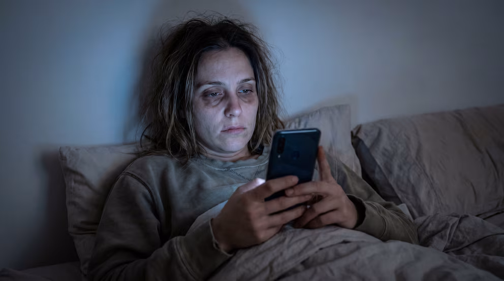 La psicología confirma que las personas que revisan el celular antes de dormir tienen peor memoria y menor concentración