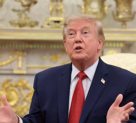 Trump asegura no hay diálogo previsto con Irán pero que el estrecho de Ormuz está “abierto y operativo”