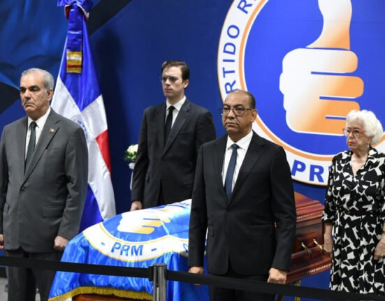 Presidente Abinader rinde guardia de honor ante féretro de Andrés “Licho” Matos en la Casa Nacional del PRM