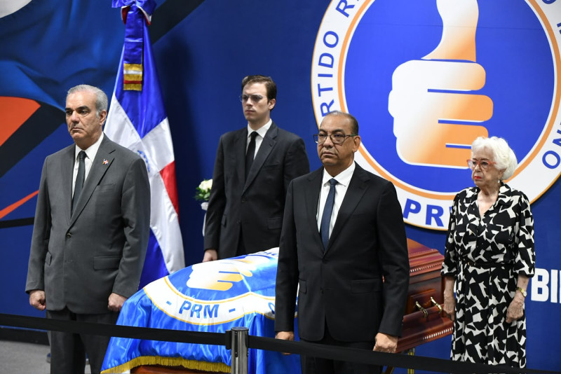 Presidente Abinader rinde guardia de honor ante féretro de Andrés “Licho” Matos en la Casa Nacional del PRM