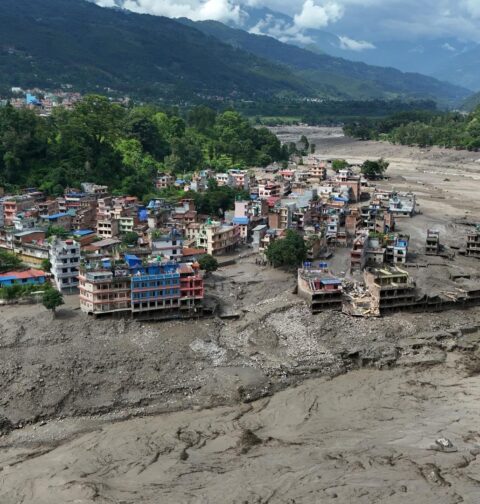 Investigan tres hipótesis tras la violenta riada en Nepal: avalancha, lago glaciar o terremoto