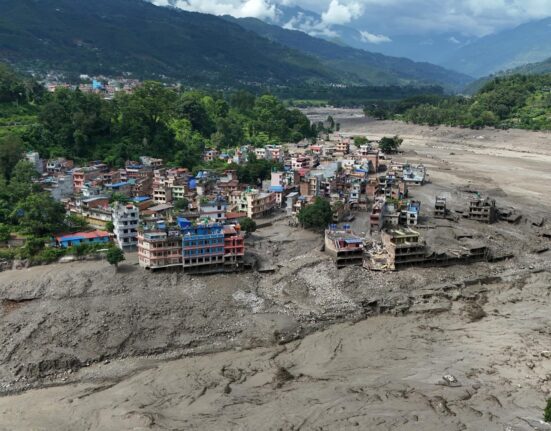 Investigan tres hipótesis tras la violenta riada en Nepal: avalancha, lago glaciar o terremoto