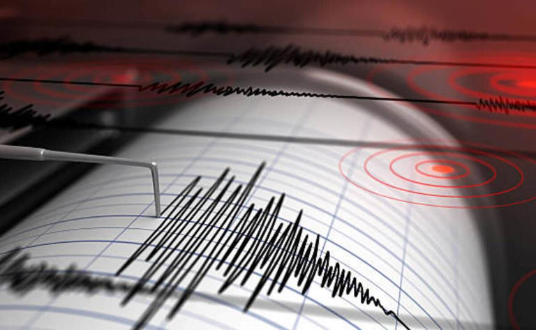 Sismo de 7.4 en Colombia provoca cierre de carretera y daños en edificaciones