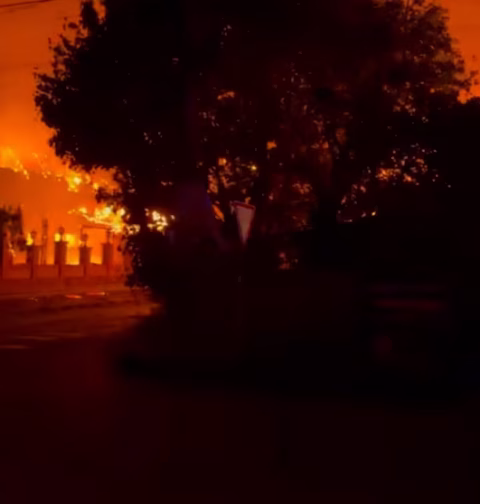 Unas 27 personas murieron y 42 resultaron heridas tras un ataque ruso contra un almacén cercano a Kiev En el Foco Internacional. Equipos de emergencia llevan a cabo operaciones de desmantelamiento de estructuras, extinción de incendios y rescate. “La capital está bajo un ataque prácticamente ininterrumpido de drones”, denunció el presidente ucraniano, Volodimir Zelensky Un total de 27 personas murieron en el distrito de Buchansky, en la región de Kiev, como consecuencia de un ataque ruso, según informó el jefe de la administración estatal regional, Timur Tkachenko, a través de Telegram. “Continúan las labores para mitigar las consecuencias del ataque enemigo en el distrito de Buchansky. Estamos coordinando a todos los servicios responsables en el lugar. Lamentablemente, hasta el momento se han confirmado 27 fallecimientos. Esta cifra podría no ser definitiva. Expreso mis más sinceras condolencias a las familias y seres queridos de las víctimas”, declaró Tkachenko, citado por Ukrinform. Actualmente, equipos de rescate llevan a cabo operaciones de desmantelamiento de estructuras, extinción de incendios, búsqueda y rescate, e inspección de edificios y alrededores en la zona afectada. Los servicios médicos se encuentran en el lugar; 42 personas, entre ellas cuatro niños, resultaron heridas y recibieron atención médica especializada. Siete de los heridos fueron hospitalizados. Las autoridades evacuaron a 381 personas, incluidas 59 niñas y niños, de la zona de emergencia. En Dmytrivka se habilitó un centro de operaciones para tramitar solicitudes de residentes, ofrecer comidas calientes y apoyo psicológico. La evaluación de los daños continúa, aunque se estima que unas 50 viviendas sufrieron daños de distinta gravedad. Se dispuso alojamiento temporal para quienes perdieron sus hogares. Para más información, los afectados pueden dirigirse al centro de operaciones del ayuntamiento de Dmytrivska. Según datos previos de Ukrinform, el jefe de la comunidad del asentamiento de Dmytrivska, Taras Didych, falleció a raíz del ataque ruso, que dejó además seis personas heridas. Al respecto, el presidente ucraniano, Volodimir Zelensky, declaró que no se deben almacenar municiones cerca de viviendas. “Existen regulaciones que prohíben almacenar municiones cerca de viviendas u otras zonas residenciales. Sin duda, se tomarán las medidas pertinentes”, afirmó Zelensky en una publicación en X en la que compartió imágenes de lo sucedido. “Desde la noche de ayer, se han iniciado esfuerzos en la aldea de Myla, cerca de Kiev, para lidiar con las secuelas de un ataque con drones rusos. Se han establecido centros de coordinación en el lugar para ayudar a las personas. Todos los servicios necesarios están desplegados. Unidades del Servicio Estatal de Emergencias están en el terreno, con más de 300 personas involucradas”, detalló el mandatario. Y siguió: “Un almacén fue alcanzado, seguido de una detonación. Desafortunadamente, la infraestructura circundante ha sufrido daños significativos: edificios residenciales, así como un hogar de cuidado para personas mayores y personas con discapacidades, han sido dañados. Hasta ahora, se han reportado 27 personas fallecidas. Una de las víctimas fatales fue el jefe de la comunidad de Dmytrivka, Taras Didych. Él estaba rescatando a personas. Mis condolencias a las familias y seres queridos de las víctimas. Decenas de personas han resultado heridas. Más de 370 personas ya han sido evacuadas, y la evacuación continúa en curso”. Los servicios de emergencia operan de noche cerca de Kiev tras un ataque ruso a un almacén que causó al menos 27 víctimas mortales (Captura de video) “Recibí informes del Primer Ministro Sergii Koretskyi y del Ministro del Interior Ivan Vyhivskyi. Quienes permitieron que esto ocurriera deben rendir cuentas por sus decisiones. Investigadores de la Policía Nacional y del Servicio de Seguridad de Ucrania están llevando a cabo una investigación previa al juicio, y se han iniciado procedimientos penales por cargos de negligencia oficial. Hay regulaciones en vigor: las municiones no pueden almacenarse cerca de hogares u otras áreas residenciales. Ciertamente se sacarán conclusiones apropiadas”, prometió. Por último, indicó: “También hubo ataques en nuestras regiones durante la noche: las regiones de Odessa, Dnipro, Kiev, Zaporizhzhia, Sumy, Kherson, Kharkiv, Mikolaiv, Donetsk y Cherníhiv. Estuvieron involucrados más de 260 drones de ataque, así como drones Banderol. Kiev está bajo un ataque prácticamente ininterrumpido de drones propulsados por chorro. Ucrania no puede ser dejada sola para encontrar soluciones para defenderse contra tales ataques, y agradezco a todos los que están ayudando con paquetes adicionales de apoyo y pasos de sanciones contra Rusia”.