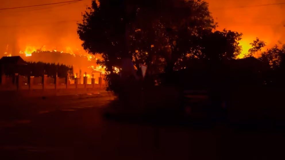 Unas 27 personas murieron y 42 resultaron heridas tras un ataque ruso contra un almacén cercano a Kiev En el Foco Internacional. Equipos de emergencia llevan a cabo operaciones de desmantelamiento de estructuras, extinción de incendios y rescate. “La capital está bajo un ataque prácticamente ininterrumpido de drones”, denunció el presidente ucraniano, Volodimir Zelensky Un total de 27 personas murieron en el distrito de Buchansky, en la región de Kiev, como consecuencia de un ataque ruso, según informó el jefe de la administración estatal regional, Timur Tkachenko, a través de Telegram. “Continúan las labores para mitigar las consecuencias del ataque enemigo en el distrito de Buchansky. Estamos coordinando a todos los servicios responsables en el lugar. Lamentablemente, hasta el momento se han confirmado 27 fallecimientos. Esta cifra podría no ser definitiva. Expreso mis más sinceras condolencias a las familias y seres queridos de las víctimas”, declaró Tkachenko, citado por Ukrinform. Actualmente, equipos de rescate llevan a cabo operaciones de desmantelamiento de estructuras, extinción de incendios, búsqueda y rescate, e inspección de edificios y alrededores en la zona afectada. Los servicios médicos se encuentran en el lugar; 42 personas, entre ellas cuatro niños, resultaron heridas y recibieron atención médica especializada. Siete de los heridos fueron hospitalizados. Las autoridades evacuaron a 381 personas, incluidas 59 niñas y niños, de la zona de emergencia. En Dmytrivka se habilitó un centro de operaciones para tramitar solicitudes de residentes, ofrecer comidas calientes y apoyo psicológico. La evaluación de los daños continúa, aunque se estima que unas 50 viviendas sufrieron daños de distinta gravedad. Se dispuso alojamiento temporal para quienes perdieron sus hogares. Para más información, los afectados pueden dirigirse al centro de operaciones del ayuntamiento de Dmytrivska. Según datos previos de Ukrinform, el jefe de la comunidad del asentamiento de Dmytrivska, Taras Didych, falleció a raíz del ataque ruso, que dejó además seis personas heridas. Al respecto, el presidente ucraniano, Volodimir Zelensky, declaró que no se deben almacenar municiones cerca de viviendas. “Existen regulaciones que prohíben almacenar municiones cerca de viviendas u otras zonas residenciales. Sin duda, se tomarán las medidas pertinentes”, afirmó Zelensky en una publicación en X en la que compartió imágenes de lo sucedido. “Desde la noche de ayer, se han iniciado esfuerzos en la aldea de Myla, cerca de Kiev, para lidiar con las secuelas de un ataque con drones rusos. Se han establecido centros de coordinación en el lugar para ayudar a las personas. Todos los servicios necesarios están desplegados. Unidades del Servicio Estatal de Emergencias están en el terreno, con más de 300 personas involucradas”, detalló el mandatario. Y siguió: “Un almacén fue alcanzado, seguido de una detonación. Desafortunadamente, la infraestructura circundante ha sufrido daños significativos: edificios residenciales, así como un hogar de cuidado para personas mayores y personas con discapacidades, han sido dañados. Hasta ahora, se han reportado 27 personas fallecidas. Una de las víctimas fatales fue el jefe de la comunidad de Dmytrivka, Taras Didych. Él estaba rescatando a personas. Mis condolencias a las familias y seres queridos de las víctimas. Decenas de personas han resultado heridas. Más de 370 personas ya han sido evacuadas, y la evacuación continúa en curso”. Los servicios de emergencia operan de noche cerca de Kiev tras un ataque ruso a un almacén que causó al menos 27 víctimas mortales (Captura de video) “Recibí informes del Primer Ministro Sergii Koretskyi y del Ministro del Interior Ivan Vyhivskyi. Quienes permitieron que esto ocurriera deben rendir cuentas por sus decisiones. Investigadores de la Policía Nacional y del Servicio de Seguridad de Ucrania están llevando a cabo una investigación previa al juicio, y se han iniciado procedimientos penales por cargos de negligencia oficial. Hay regulaciones en vigor: las municiones no pueden almacenarse cerca de hogares u otras áreas residenciales. Ciertamente se sacarán conclusiones apropiadas”, prometió. Por último, indicó: “También hubo ataques en nuestras regiones durante la noche: las regiones de Odessa, Dnipro, Kiev, Zaporizhzhia, Sumy, Kherson, Kharkiv, Mikolaiv, Donetsk y Cherníhiv. Estuvieron involucrados más de 260 drones de ataque, así como drones Banderol. Kiev está bajo un ataque prácticamente ininterrumpido de drones propulsados por chorro. Ucrania no puede ser dejada sola para encontrar soluciones para defenderse contra tales ataques, y agradezco a todos los que están ayudando con paquetes adicionales de apoyo y pasos de sanciones contra Rusia”.