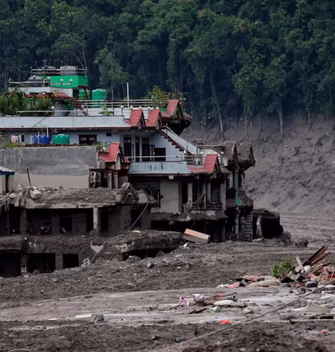 Nepal y China elevan la cifra de víctimas del colapso del glaciar en la frontera: 273 muertos y más de 1,400 desaparecidos