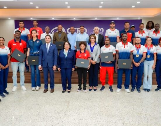 Cámara de Cuentas reconoce a atletas dominicanos medallistas por histórica actuación en Santo Domingo 2026 En el Foco Deportes. La Cámara de Cuentas de la República Dominicana (CCRD), encabezada por su presidenta, la doctora Emma Polanco Melo, celebró un emotivo acto de reconocimiento a los medallistas dominicanos que contribuyeron a la histórica actuación de la República Dominicana en los XXV Juegos Centroamericanos y del Caribe Santo Domingo 2026. La actividad tuvo como propósito exaltar el desempeño, la disciplina, la perseverancia y el compromiso de los deportistas que subieron al podio y contribuyeron a que el país alcanzara su mejor participación histórica en esta competencia regional. Durante el acto, la doctora Polanco Melo destacó que detrás de cada medalla existe una historia de sacrificio, preparación y perseverancia, valores que convierten a los atletas en referentes para las nuevas generaciones. “Estos atletas representan mucho más que una medalla. Representan disciplina, sacrificio, perseverancia y la capacidad de demostrar que, cuando se trabaja con determinación, los resultados trascienden el ámbito deportivo y se convierten en orgullo para toda la sociedad”, expresó Polanco Melo. Asimismo, el miembro del Pleno de la CCRD, licenciado Francisco Franco, calificó a los atletas como verdaderos referentes para la sociedad dominicana, al considerar que sus trayectorias constituyen ejemplos de integridad, constancia y dedicación para la juventud y para la población en sentido general. “Más allá de sus logros deportivos, ustedes son un ejemplo de integridad, dedicación, superación y trabajo; valores que nos unen como dominicanos y que nos hacen sentir orgullosos de nuestra nación, que son valores que esta institución está llamada a promover y preservar”, subrayó. En representación de los atletas, la voleibolista Alondra Tapia, integrante de la selección femenina que conquistó la medalla de oro, agradeció a la presidenta de la CCRD y a los miembros del Pleno por la distinción y valoró el gesto de reconocer el esfuerzo, la disciplina y la entrega de los deportistas que representaron al país en la justa regional. Durante la ceremonia fueron reconocidos Enmanuel Muñoz, integrante de la selección masculina de tenis campeona de la Copa de Naciones; Alondra Tapia, medallista de oro con la selección nacional de voleibol femenino; Liranyi Alonso, gran figura del atletismo dominicano con cuatro medallas de oro; y Javier Núñez, ganador de plata en los 100 metros estilo libre y bronce en los 50 metros estilo libre de natación. También recibieron reconocimientos Anel Castillo, medallista de bronce en karate; Yerony Liria, ganador de plata en lucha grecorromana; Robert Florentino, medallista de oro en judo; Estefanía Soriano, ganadora de plata en judo; Bernardo Pié, campeón y medallista de oro en taekwondo; y Cristian Pinales, medallista de oro en boxeo.