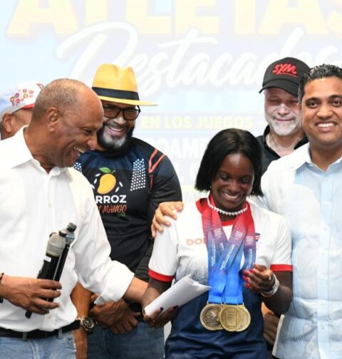 Presidente Luis Abinader ordena entrega de un apartamento amueblado para a medallista Liranyi Alonso La alcaldía vegana y empresarios de la provincia entregan aporte económico por un valor de 1,850,000 La Vega.– El presidente Luis Abinader dispuso la entrega de un apartamento nuevo y totalmente amueblado para la velocista Liranyi Alonso por ser la atleta más destacada durante los Juegos Centroamericanos y del Caribe Santo Domingo 2026 al cerrar la justa con cuatro medallas de oro. La disposición presidencial fue anunciada y formalizada durante la jornada de reconocimiento que La Vega dedicó a sus medallistas, que incluyó una multitudinaria caravana por las principales calles y barrios de la ciudad, donde los atletas fueron ovacionados y recibieron el respaldo y cariño de cientos de ciudadanos. El anuncio fue realizado por el ministro de Deportes, Kelvin Cruz, también nativo de La Vega, junto a Ángel de la Cruz, director de la Oficina de Desarrollo Provincial, durante el acto celebrado después del recorrido. Ángel de la Cruz hizo entrega de las llaves y del certificado de propiedad del inmueble a Alonso, quien y a su recibió la noticia visiblemente emocionada. Ante la emotiva reacción de Alonso y su familia, Kelvin Cruz anunció además una donación de RD$200,000, a través de Camú Gas, para contribuir con los gastos de mudanza. La vegana Alonso ganó preseas de oro en las pruebas de 100 y 200 metros lisos y los relevos 4x100 femenino y 4x100 mixtos. La entrega del apartamento formó parte de una jornada que convirtió a La Vega en una verdadera fiesta deportiva para celebrar los resultados alcanzados por sus atletas en Santo Domingo 2026. La multitudinaria caravana recorrió las principales calles y barrios de la ciudad, con la participación de los medallistas de oro Liranyi Alonso, Enmanuel Muñoz y Alondra Tapia, así como Javier Núñez, Nayelis Guzmán y Geraldo Díaz, quienes recibieron durante todo el trayecto los aplausos, vítores y muestras de afecto de los veganos. Los atletas estuvieron acompañados por el ministro Kelvin Cruz, la alcaldesa Amparo Custodio, la gobernadora Luisa de la Mota, dirigentes deportivos, empresarios y una amplia representación del movimiento deportivo de la provincia. Los seis atletas y entrenadores recibieron en conjunto RD$1,800.000 en incentivos económicos, fondos gestionados por la Unión Deportiva Vegana (UDEVE), con aportes del Ayuntamiento de La Vega y varios empresarios veganos. La distribución de los incentivos fue la siguiente: * Liranyi Alonso: RD$760,000. * Enmanuel Muñoz: RD$200,000. * Alondra Tapia: RD$200,000. * Javier Núñez: RD$250,000. * Nayelis Guzmán: RD$150,000. * Geraldo Díaz: RD$100,000. Además, los entrenadores recibieron RD$50,000 cada uno, mientras que ALAVER entregó a cada atleta una libreta de ahorro con RD$10,000. Los empresarios veganos que apoyaron fueron Francho Morillo, de Farmacia El Sol, Edwin Beato, de Vega Movil, Francisco Caceres, de Pancho Motors, Pavel Concepción de Coave, Wilfredo Cabrera, del Grupo Agropecuario Don Julio, Luis Mora, de Agregados Mora León, Marlenin Mejía, de Mejía Peralta Constructora, Enrique Ramírez, del restaurante La Carretera, Geovanny Hernández, de Geovanny Frutas, Elpidio Infante, diputado, Nano Carpio, de Ingeniería Nano Carpio, Jochy Canaan, de Potro Cigar Family, y Oliver Peña, del programa De Primera.