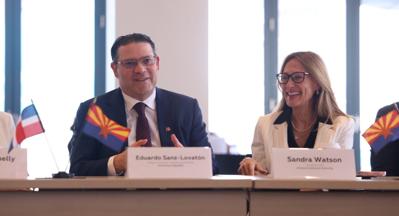 Yayo Sanz Lovatón firma alianza con Arizona para impulsar la industria de semiconductores