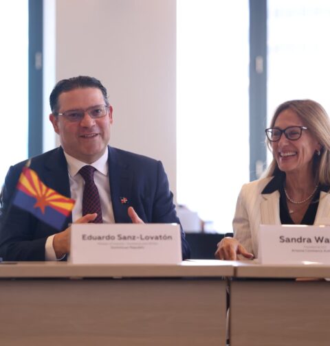 Yayo Sanz Lovatón firma alianza con Arizona para impulsar la industria de semiconductores