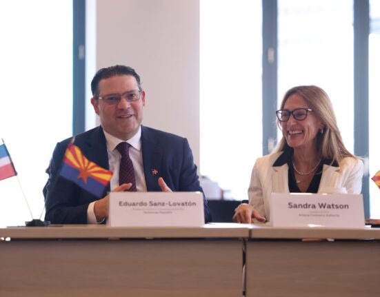 Yayo Sanz Lovatón firma alianza con Arizona para impulsar la industria de semiconductores