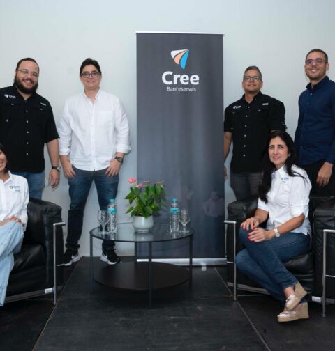 Programa Cree Banreservas termina incubación 2026 e inicia preaceleración con 10 proyectos En el Foco Economía. El programa Cree Banreservas concluyó su etapa de incubación 2026 con la incorporación de Explore y ON-NOVA Biotech S.R.L. al proceso de preaceleración, en el que participarán junto a otros ocho emprendimientos que podrán optar por una inversión de hasta RD$4.7 millones, luego de demostrar la viabilidad y sostenibilidad de sus modelos de negocio. Ambas iniciativas completaron un proceso de unas 200 horas de formación y acompañamiento, orientado a identificar necesidades, fortalecer sus propuestas de valor, evaluar las capacidades de sus equipos y validar sus productos o servicios en el mercado. Esta fase toma como referencia buenas prácticas internacionales para el desarrollo de nuevos negocios y la consolidación de proyectos con potencial de crecimiento. Raquel Giráldez, directora de Sostenibilidad y Responsabilidad Social de Banreservas, explicó que la ruta de Cree comienza con la selección de las propuestas y continúa con las fases de incubación y preaceleración, hasta concluir con el Demo Day, espacio en el que los participantes presentan sus modelos ante especialistas y potenciales aliados. La edición 2026 recibió 403 postulaciones nacionales e internacionales, de las cuales fueron seleccionadas las iniciativas que cumplieron con los criterios establecidos para avanzar dentro del programa. Giráldez destacó que el acompañamiento busca responder a las necesidades particulares de cada emprendimiento, tomando en cuenta que los retos pueden variar de acuerdo con su sector, etapa de desarrollo y capacidad de expansión. «Existe mucho talento para crear soluciones, pero cada empresa encuentra obstáculos distintos cuando intenta desarrollarse. Por ello, la ruta se ha reforzado para identificar las necesidades reales de cada proyecto y conectarlo con la metodología, el conocimiento y las herramientas que requiera para crecer, replicarse o escalar de manera responsable», afirmó. En la fase de preaceleración, los participantes trabajarán bajo la metodología de Innovación Humanista, que contempla más de 500 horas de acompañamiento durante 23 semanas. El proceso incluye mentorías individuales, sesiones grupales, asesorías especializadas, laboratorios financieros, orientación legal y preparación para la presentación formal de sus proyectos. El programa cuenta con expertos de República Dominicana, España, Chile, Colombia, México y Bolivia, quienes aportan conocimientos en diferentes áreas vinculadas al desarrollo, organización y expansión de empresas emergentes. Además de Explore y ON-NOVA Biotech S.R.L., participan en esta etapa Miscore, Flexibox, Resix, Ovajobs, Ordenado, Brokealty, Amaia Cuida y Tachi, iniciativas relacionadas con áreas como software empresarial, salud, economía de los cuidados, agricultura, empleo, restauración, gestión residencial, biotecnología y finanzas personales. Por primera vez, participan empresas de Chile y España, junto con propuestas dominicanas y una compañía con actividad comercial en Estados Unidos. La edición cuenta también con el respaldo de MADFinTech, Foro ECOFIN, CLES y Fundación Woman’s Week, entidades que aportan conocimientos especializados, experiencia y conexiones con otros ecosistemas de innovación y emprendimiento. A través de la Dirección de Sostenibilidad y Responsabilidad Social, Banreservas procura contribuir a la transformación de iniciativas con potencial en empresas formalizadas, sostenibles y capaces de generar empleos, fortalecer cadenas de valor, impulsar la innovación y aportar a la productividad de la economía dominicana. Esta labor se vincula, además, con los objetivos de la estrategia de Estado Meta RD 2036, orientada a promover una economía más productiva, innovadora y con mayores oportunidades de desarrollo.
