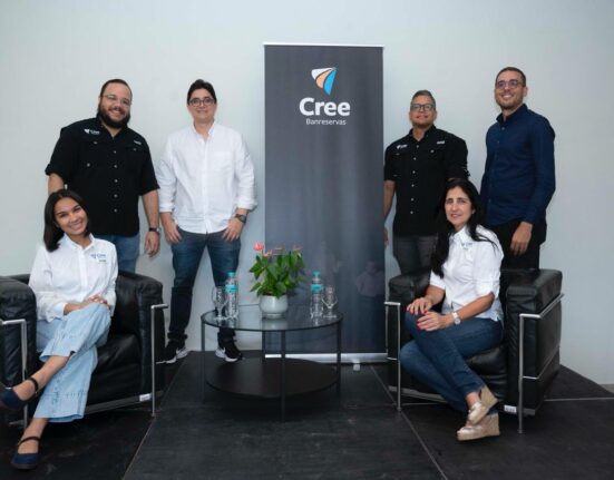Programa Cree Banreservas termina incubación 2026 e inicia preaceleración con 10 proyectos En el Foco Economía. El programa Cree Banreservas concluyó su etapa de incubación 2026 con la incorporación de Explore y ON-NOVA Biotech S.R.L. al proceso de preaceleración, en el que participarán junto a otros ocho emprendimientos que podrán optar por una inversión de hasta RD$4.7 millones, luego de demostrar la viabilidad y sostenibilidad de sus modelos de negocio. Ambas iniciativas completaron un proceso de unas 200 horas de formación y acompañamiento, orientado a identificar necesidades, fortalecer sus propuestas de valor, evaluar las capacidades de sus equipos y validar sus productos o servicios en el mercado. Esta fase toma como referencia buenas prácticas internacionales para el desarrollo de nuevos negocios y la consolidación de proyectos con potencial de crecimiento. Raquel Giráldez, directora de Sostenibilidad y Responsabilidad Social de Banreservas, explicó que la ruta de Cree comienza con la selección de las propuestas y continúa con las fases de incubación y preaceleración, hasta concluir con el Demo Day, espacio en el que los participantes presentan sus modelos ante especialistas y potenciales aliados. La edición 2026 recibió 403 postulaciones nacionales e internacionales, de las cuales fueron seleccionadas las iniciativas que cumplieron con los criterios establecidos para avanzar dentro del programa. Giráldez destacó que el acompañamiento busca responder a las necesidades particulares de cada emprendimiento, tomando en cuenta que los retos pueden variar de acuerdo con su sector, etapa de desarrollo y capacidad de expansión. «Existe mucho talento para crear soluciones, pero cada empresa encuentra obstáculos distintos cuando intenta desarrollarse. Por ello, la ruta se ha reforzado para identificar las necesidades reales de cada proyecto y conectarlo con la metodología, el conocimiento y las herramientas que requiera para crecer, replicarse o escalar de manera responsable», afirmó. En la fase de preaceleración, los participantes trabajarán bajo la metodología de Innovación Humanista, que contempla más de 500 horas de acompañamiento durante 23 semanas. El proceso incluye mentorías individuales, sesiones grupales, asesorías especializadas, laboratorios financieros, orientación legal y preparación para la presentación formal de sus proyectos. El programa cuenta con expertos de República Dominicana, España, Chile, Colombia, México y Bolivia, quienes aportan conocimientos en diferentes áreas vinculadas al desarrollo, organización y expansión de empresas emergentes. Además de Explore y ON-NOVA Biotech S.R.L., participan en esta etapa Miscore, Flexibox, Resix, Ovajobs, Ordenado, Brokealty, Amaia Cuida y Tachi, iniciativas relacionadas con áreas como software empresarial, salud, economía de los cuidados, agricultura, empleo, restauración, gestión residencial, biotecnología y finanzas personales. Por primera vez, participan empresas de Chile y España, junto con propuestas dominicanas y una compañía con actividad comercial en Estados Unidos. La edición cuenta también con el respaldo de MADFinTech, Foro ECOFIN, CLES y Fundación Woman’s Week, entidades que aportan conocimientos especializados, experiencia y conexiones con otros ecosistemas de innovación y emprendimiento. A través de la Dirección de Sostenibilidad y Responsabilidad Social, Banreservas procura contribuir a la transformación de iniciativas con potencial en empresas formalizadas, sostenibles y capaces de generar empleos, fortalecer cadenas de valor, impulsar la innovación y aportar a la productividad de la economía dominicana. Esta labor se vincula, además, con los objetivos de la estrategia de Estado Meta RD 2036, orientada a promover una economía más productiva, innovadora y con mayores oportunidades de desarrollo.