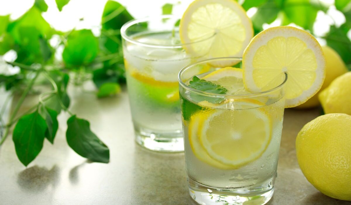 Beneficios y riesgos de consumir jugo de limón