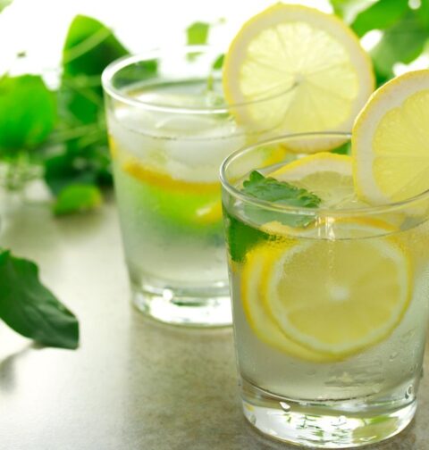 Beneficios y riesgos de consumir jugo de limón