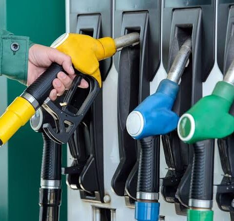 Reajustan precios de combustibles regulares; se mantiene congelamiento anunciado el 13 de junio