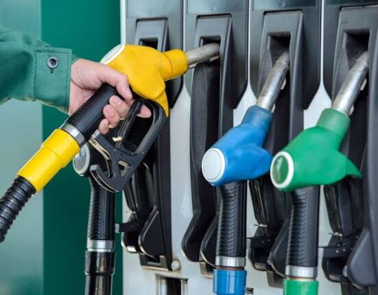 Reajustan precios de combustibles regulares; se mantiene congelamiento anunciado el 13 de junio