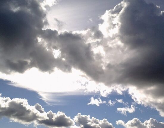 Cielo mayormente nublado y posibles precipitaciones para este viernes en RD