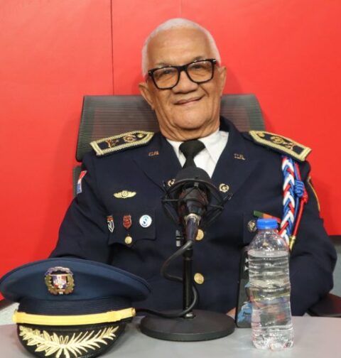 El coronel Fernando Arturo Santana, del Cuerpo de Bomberos de Santo Domingo Oeste,