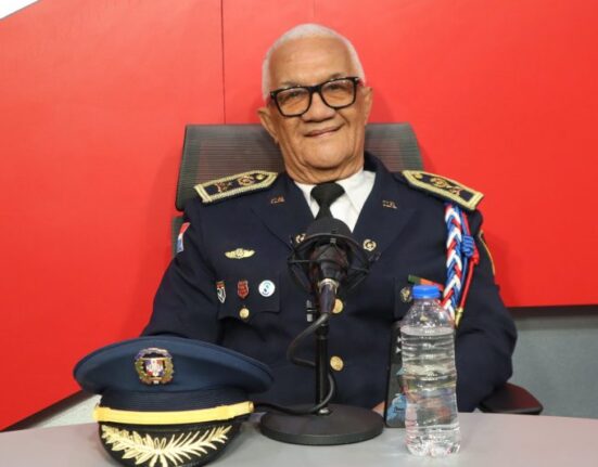 El coronel Fernando Arturo Santana, del Cuerpo de Bomberos de Santo Domingo Oeste,