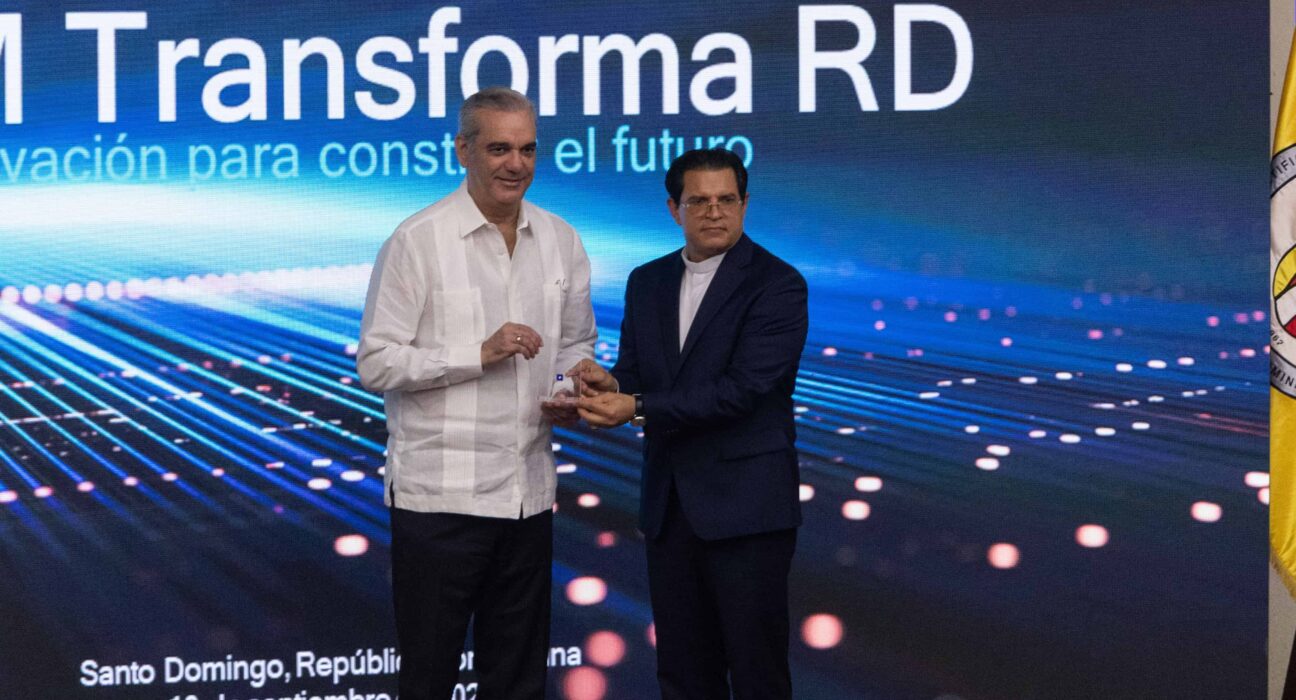 PUCMM fabrica 50 unidades de su primer microchip y prepara una versión con inteligencia artificial