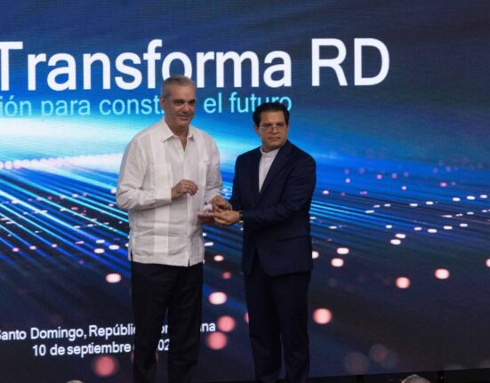 PUCMM fabrica 50 unidades de su primer microchip y prepara una versión con inteligencia artificial