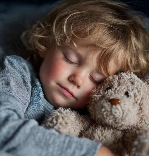 Por qué los niños rechinan los dientes mientras duermen y cuándo preocuparse
