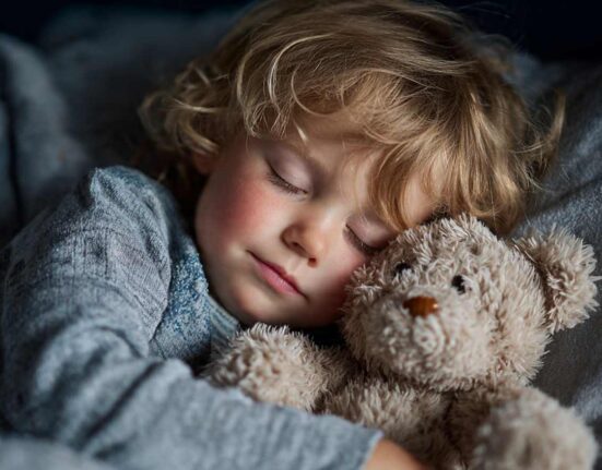 Por qué los niños rechinan los dientes mientras duermen y cuándo preocuparse