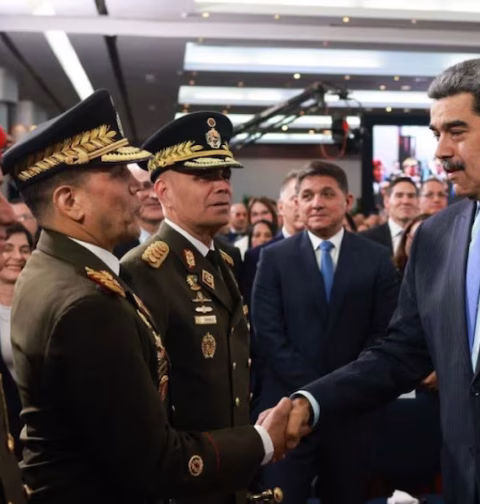 Un informe de inteligencia revela que Nicolás Maduro ignoró una alerta militar sobre la operación de EEUU para capturarlo En el Foco Internacional. La advertencia fue planteada por Vladimir Padrino López en una reunión del 28 de diciembre de 2025, cuando propuso suspender permisos navideños y elevar la operatividad militar en todo el país Un informe de inteligencia detalla una reunión de alto nivel celebrada el 28 de diciembre de 2025, horas antes de la salutación presidencial en la Academia Militar de la Armada. En el encuentro participaron Nicolás Maduro, Cilia Flores, Diosdado Cabello, Jorge Rodríguez Gómez, Vladimir Padrino López, Héctor Rodríguez, Domingo Hernández Lárez, José Luis Tremont Jiménez, comandantes de los componentes y Nicolás Maduro Guerra. El chavismo mantiene persecución contra candidato a Relator para la Libertad de Expresión Según el documento, al que tuvo acceso Infobae, el entonces ministro de la Defensa, GJ Vladimir Padrino López, alertó sobre la posibilidad de un ataque militar por parte de Estados Unidos. Ante ese escenario recomendó suspender los permisos navideños, y paralelamente reforzar las unidades militares y elevar la actividad operativa en todo el país. La reacción de Nicolás Maduro, de acuerdo con el informe, fue de sorpresa. El mandatario rechazó la advertencia y aseguró que intermediarios que actuaban como lobbistas entre su gobierno y funcionarios estadounidenses le habían garantizado que no habría acciones militares contra instituciones del Estado ni contra él o su familia. Maduro tenía la certeza, según les dijo, que el despliegue de la Operación Lanza del Sur, era una estrategia de presión. Ese argumento fue secundado por el ministro del Interior y Justicia, Diosdado Cabello Rondón y el presidente de la Asamblea nacional, Jorge de Jesús Rodríguez Gómez, quienes insistieron en que suspender los permisos navideños generaría alarma dentro de la Fuerza Armada y podría estimular levantamientos internos. Nicolás Maduro con traje oscuro estrecha la mano a un militar uniformado junto a otros dos oficiales y varias personas en el fondo Nicolás Maduro con los generales Adelino Ornelas, Domingo Hernández Lárez, Vladimir Padrino y de civil Jorge Márquez. Todos están fuera de la Fuerza Armada. Lo que queda en evidencia es que tanto Maduro como Cilia Flores descartaron la alerta como creíble y no consideraron que Padrino López reuniera las capacidades estratégicas necesarias, de un líder militar con alta dirección estratégica encargado de garantizar la seguridad nacional y la estabilidad de las fuerzas castrenses, en ese momento de alta tensión. También destaca la insistencia de Rodríguez y Cabello en minimizar la advertencia del ministro de la Defensa durante la reunión. Los antecedentes En paralelo a estos hechos, el documento menciona gestiones diplomáticas que se desarrollaban fuera del país. De acuerdo con una revelación publicada por The Washington Post, el secretario de Estado del Vaticano, cardenal Pietro Parolin, convocó de urgencia, en vísperas de Navidad, al embajador de Estados Unidos ante la Santa Sede, Brian Burch. El objetivo era ofrecer a Nicolás Maduro una salida negociada con asilo en Rusia, garantizado por el presidente Vladimir Putin, para evitar una intervención militar estadounidense a gran escala. Una investigación posterior de la agencia Zenit confirmó que la propuesta rusa incluía protección para Maduro y su círculo íntimo, la posibilidad de abandonar Venezuela y la garantía de conservar sus recursos económicos en el extranjero. Sin embargo, el informe de Inteligencia obtenido por Infobae, señala que la administración estadounidense rechazó esa opción. El presidente Donald Trump insistió en que Maduro debía ser trasladado a Estados Unidos para enfrentar los cargos de narcoterrorismo que pesaban sobre él. El documento también recoge información divulgada por Reuters sobre contactos previos entre funcionarios de la administración Trump y Diosdado Cabello y esas comunicaciones se mantuvieron incluso después del 3 de enero de 2026. Cabello habría sido advertido de no activar los mecanismos de represión ni movilizar las bases del PSUV o grupos de choque contra la oposición. Una casa quemada con el techo colapsado, escombros en el suelo y dos automóviles calcinados estacionados El ataque militar de EEUU, el 3 de enero, causó pérdidas de vidas y destrozos materiales en Fuerte Tiuna. Su inacción, pese a tener una orden de captura y una recompensa de 25 millones de dólares en su contra, habría sido compensada con su permanencia en el cargo y la de sus familiares El informe incluye la existencia de conversaciones en curso entre figuras del chavismo y funcionarios estadounidenses para asegurar la continuidad del aparato de poder tras la salida de Maduro lo que explicaría por qué Jorge Rodríguez y Diosdado Cabello descartaron sin vacilación la advertencia militar de Padrino López en la reunión del 28 de diciembre de 2025. Mandos responsables Cuando fuerzas militares de Estados Unidos ejecutan, el 3 de enero 2026, la Operación Resolución Absoluta, extrayendo a Nicolás Maduro Moros y a su esposa Cilia Adela Flores de Maduro de territorio venezolano, existía una cadena de mando encargada de la defensa de Caracas. Dos soldados con uniforme verde, sombreros y chalecos tácticos sostienen un estandarte rojo en un patio al aire libre El GB Yonny Rodolfo Mora Soto, a la derecha, recibe el estandarte de la Brigada de Defensa Aérea Central, en noviembre 2024. La figura principal era el ministro de la Defensa, en su función político y militar, el General en Jefe (Ej) Vladimir Padrino López. En el nivel estratégico y operacional se encontraba el GJ (Ej) Domingo Antonio Hernández Lárez, jefe del Ceofanb. Los dos alto oficiales fueron relevados de sus cargos, por Delcy Rodríguez. el 18 de marzo 2026. Frente al Comando de Defensa Aeroespacial (Codai) se encontraba el Mayor General (Av) José Luis Tremont Jiménez, quien horas después de la extracción de Nicolás Maduro, fue destituido del cargo. El general Yonny Rodolfo Mora Soto, comandante de la Brigada de Defensa Aérea Central, cierra el cuadro operacional y táctico de la defensa de Caracas, como centro del poder político y militar de Venezuela. Varias personas con traje formal caminan al aire libre mientras una mujer con traje verde saluda con la mano levantada frente a una fuente Jorge Rodríguez, Delcy Rodríguez y Diosdado Cabello een el Palacio Federal sede de la Asamblea Nacional el 15 de enero 2026. El CODAI, que es el comando por excelencia de combate conjunto de la Fuerza Armada Nacional Bolivariana (FANB) preparado para la vigilancia, control y defensa del espacio aéreo venezolano, también tiene en su estructura otros cargos relevantes, como el del segundo comandante, que ocupaba el GD (Av) José Antonio Cuare Salazar, quien fue pasado a retiro en julio 2026. También el Inspector General, el divisionario Eduardo José Sellone, quien fue designado, en enero 2026, como jefe del Comando de Defensa Aeroespacial, en sustitución del Mayor General José Luis Tremont Jiménez; Sellone solo estuvo siete meses al frente del CODAI y en agosto 2026 es nombrado director Conjunto de Ciberdefensa del Comando Estratégico Operacional (CEOFANB). Y en esa estructura se incluye al director de Artillería, GD Robert Frederich Rondón Cordero, quien fue Director de Operaciones del Codai. Rondón era el segundo comandante y Jefe del Estados Mayor de la Región Estratégica de Defensa Integral (REDI) Los Llanos, hasta el 11 de agosto 2026.