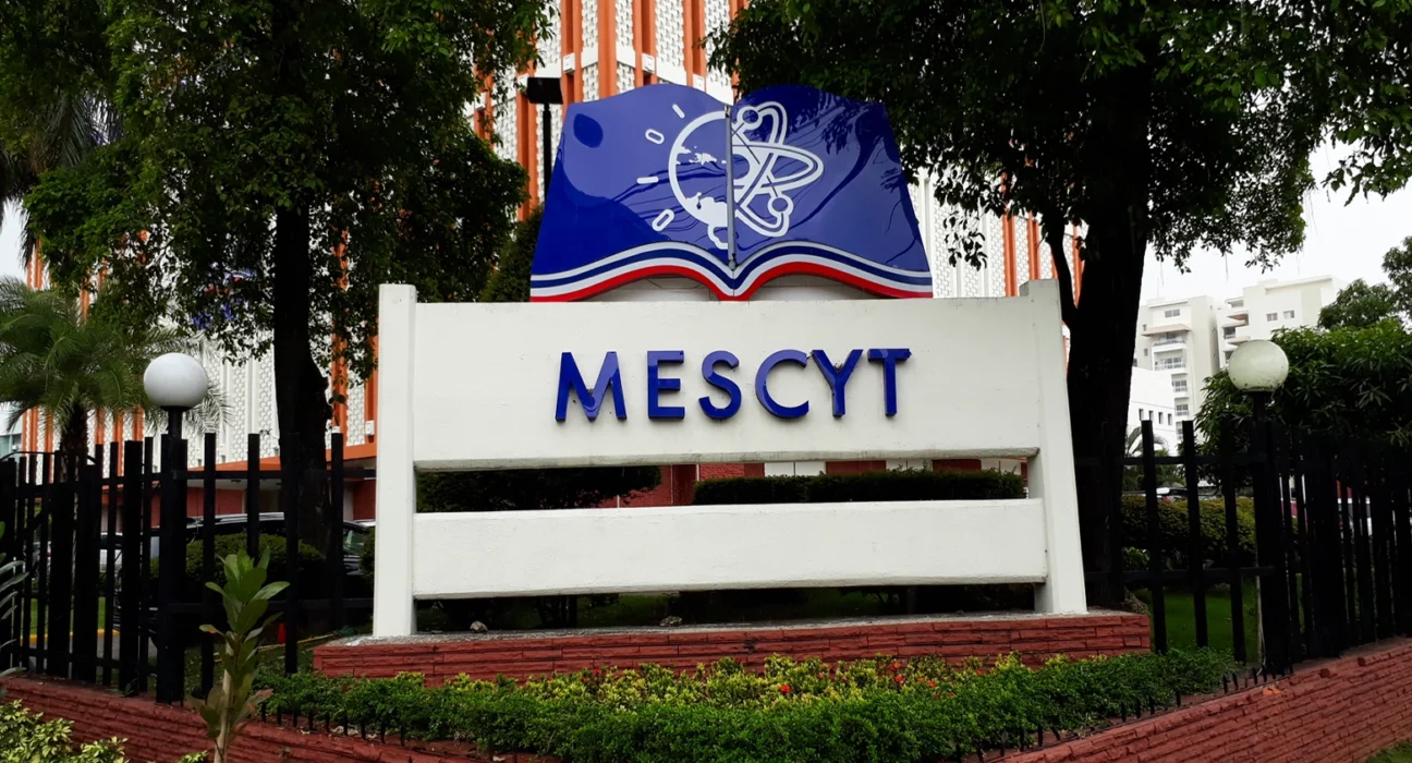 Dan inicio a entrega de 10,000 becas a jóvenes dominicanos a través del Mescyt