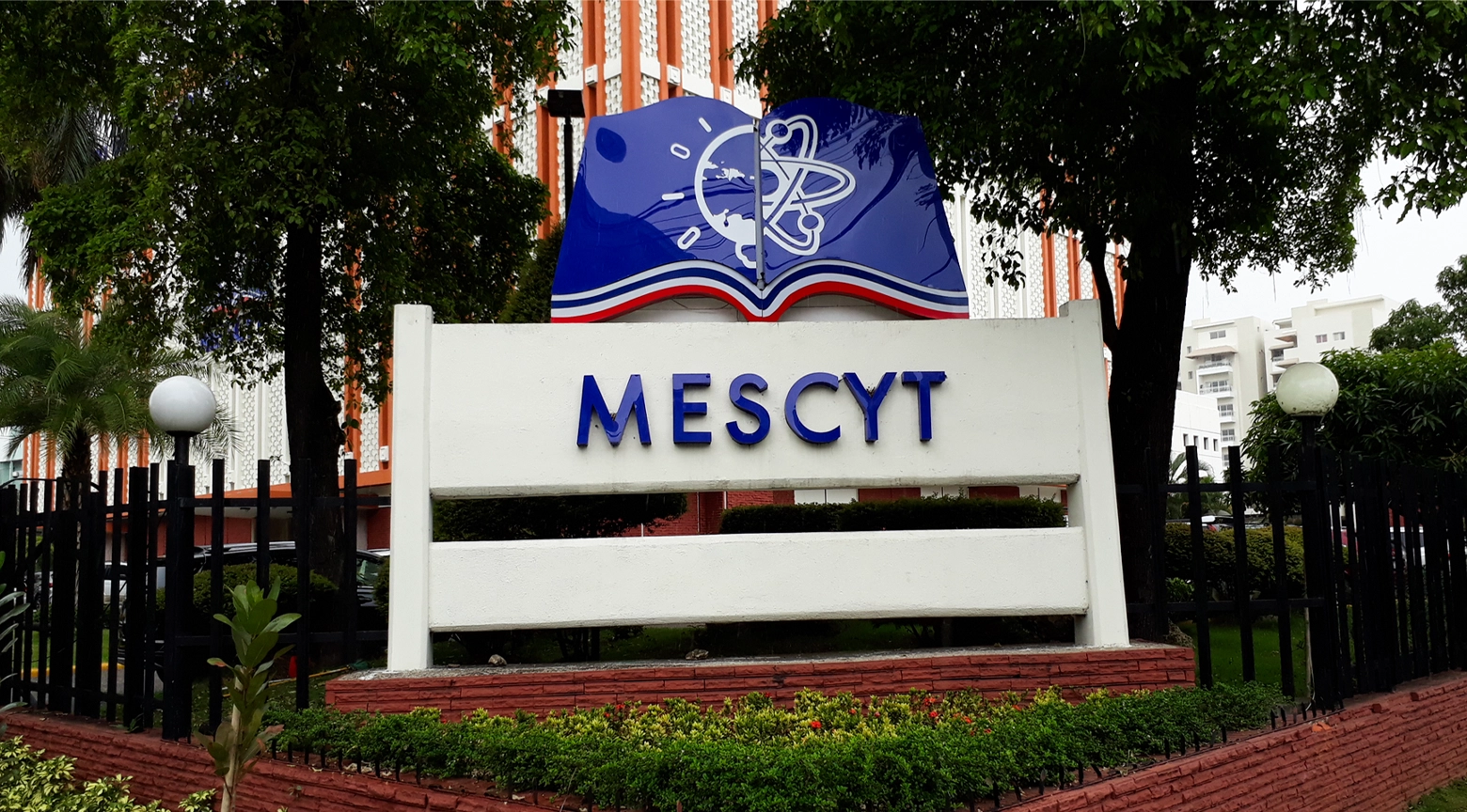 Dan inicio a entrega de 10,000 becas a jóvenes dominicanos a través del Mescyt