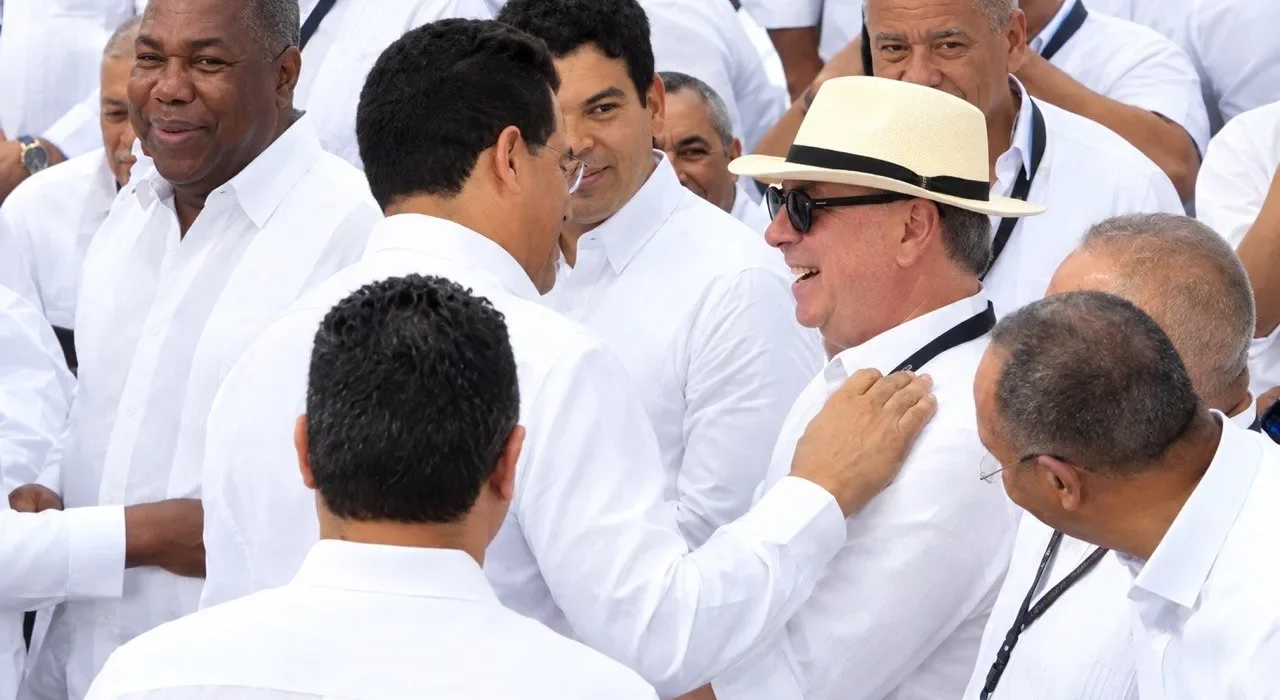 Cero división en PRM: Hipólito y David se muestran respeto, se saludan con cariño y beso