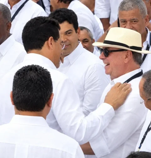 Cero división en PRM: Hipólito y David se muestran respeto, se saludan con cariño y beso