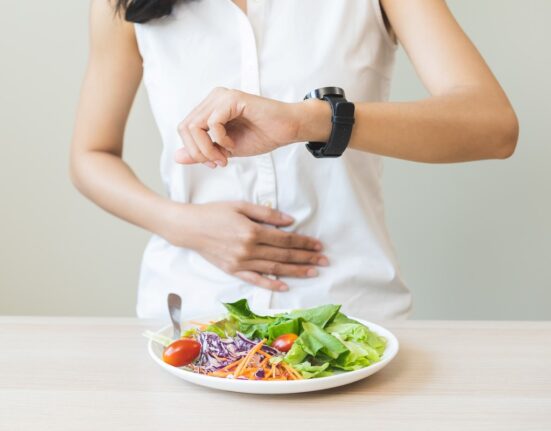 Qué le sucede al cuerpo cuando se come una sola vez al día y cuáles son los riesgos
