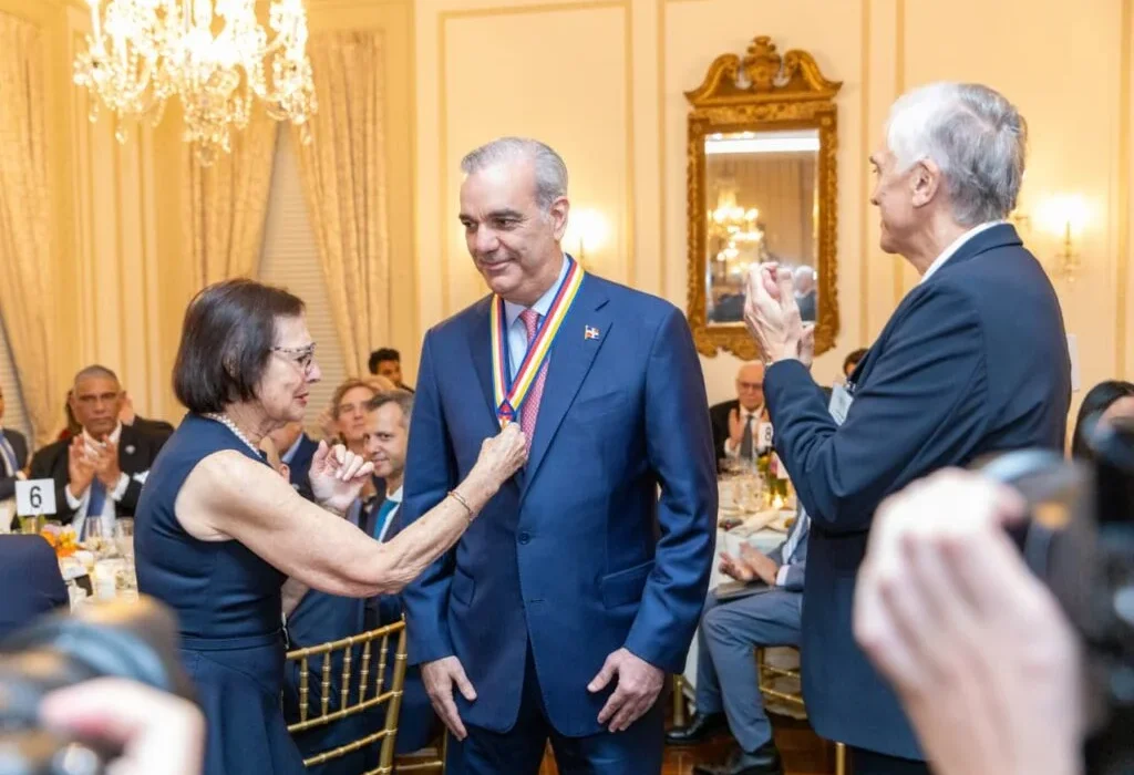 Reconocen a al presidente Abinader con la Insignia de Oro por su liderazgo y el impacto de su gestión en RD y el hemisferio