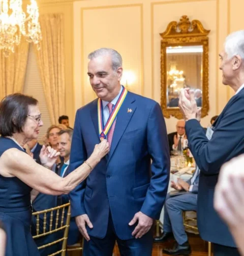 Reconocen a al presidente Abinader con la Insignia de Oro por su liderazgo y el impacto de su gestión en RD y el hemisferio