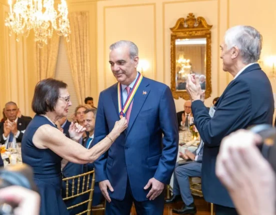 Reconocen a al presidente Abinader con la Insignia de Oro por su liderazgo y el impacto de su gestión en RD y el hemisferio