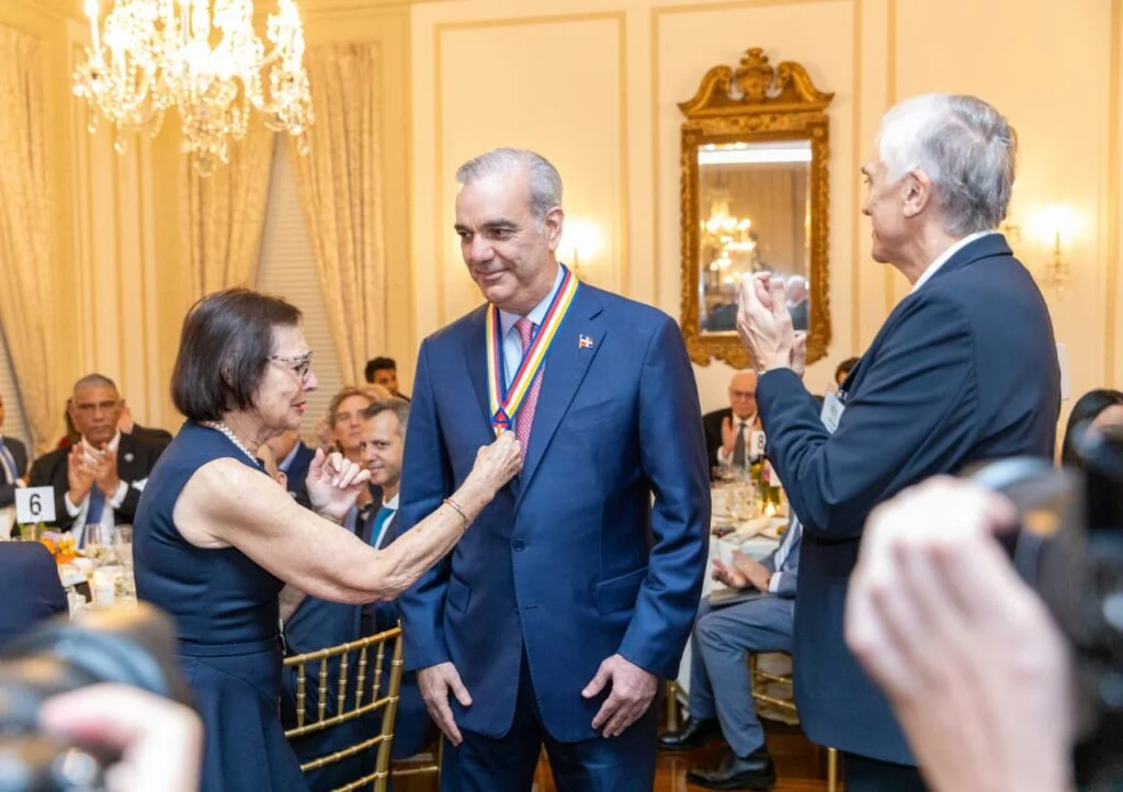 Reconocen a al presidente Abinader con la Insignia de Oro por su liderazgo y el impacto de su gestión en RD y el hemisferio
