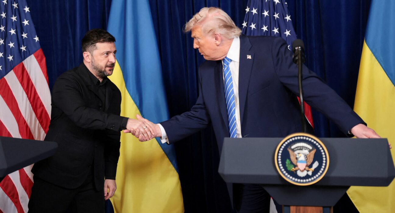 Zelenski sostiene nuevas pláticas con enviados de EEUU En el Foco Internacional. Las nuevas conversaciones se produjeron después de que Zelenski afirmara que el conflicto parecía destinado a continuar durante el invierno, tras unas primeras reuniones con los enviados estadounidenses Steve Witkoff y Jared Kushner. El presidente de Ucrania, Volodímir Zelenski (derecha), el enviado especial de EE. UU., Steve Witkoff (centro), y el yerno del presidente estadounidense Donald Trump, Jared Kushner (izquierda), llegan a una rueda de prensa conjunta tras sus conversaciones en Kiev el 6 de septiembre de 2026. El presidente de Ucrania, Volodímir Zelenski (derecha), el enviado especial de EE. UU, llegan a una rueda de prensa conjunta tras sus conversaciones en Kiev el 6 de septiembre de 2026.AFP Los enviados de Estados Unidos presentaron a Kiev nuevas propuestas para poner fin a la guerra con Rusia, y están en curso nuevas reuniones con el mandatario Volodimir Zelenski, dijo a la AFP el domingo un alto responsable de la presidencia ucraniana. Las nuevas conversaciones se produjeron después de que Zelenski afirmara que el conflicto parecía destinado a continuar durante el invierno, tras unas primeras reuniones con los enviados estadounidenses Steve Witkoff y Jared Kushner. Pero el alto funcionario de la presidencia dijo a la AFP que "no es lo mismo que antes". Agregó que "esta vez es más efectiva", refiriéndose a la propuesta. "Siguen hablando. De hecho, esta es la parte más importante. Ahora están los tres", señaló. Más temprano el domingo, tanto Witkoff como Zelenski habían ofrecido valoraciones optimistas de las conversaciones, aunque ninguno anunció ningún avance hacia el fin del conflicto. Witkoff, un empresario cercano al presidente estadounidense Donald Trump, y Kushner, yerno del republicano, viajaron por primera vez a Kiev como parte de los esfuerzos de Estados Unidos para terminar con la guerra. La visita del domingo a Kiev fue la primera a la capital ucraniana, que lleva soportando mortíferos ataques rusos desde hace más de cuatro años. "Esperamos mucho poder llegar a acuerdos con nuestros socios estadounidenses, y contamos con el apoyo de nuestros socios europeos —si la guerra continúa en invierno, y así es como se ve por el momento—, pero aún así, los equipos hoy tienen una valoración positiva de nuestras perspectivas futuras", dijo Zelenski a los periodistas. Con motivo de esta ronda de conversaciones, el presidente Vladimir Putin decretó el cese de los bombardeos sobre Kiev durante tres días, desde el sábado hasta el lunes inclusive, y afirmó que garantizará la seguridad de los emisarios. Ucrania también anunció la suspensión de los ataques contra Moscú durante ese período. Más temprano, Witkoff declaró que tuvo un encuentro muy "significativo, sustancioso, importante" con Zelenski. "Estamos muy animados y deseamos continuar con ellas el tiempo que haga falta", afirmó. - "En el mismo bando"- Representantes británicos, franceses y alemanes participaron en una ronda separada de las conversaciones. "Estamos agradecidos de que los europeos estén aquí con nosotros hoy", apuntó Zelenski. "Estamos todos en el mismo bando", insistió. Desde que empezaron a ejercer como mediadores en este conflicto, Witkoff y Kushner visitaron Moscú ocho veces, pero es la primera vez que se desplazaron a la capital ucraniana. Los emisarios llegaron a Kiev en tren, informó un periodista de la AFP desde una estación de ferrocarril en la capital ucraniana. Donald Trump prometió durante su campaña que pondría fin al conflicto en Ucrania en 24 horas tras su regreso a la Casa Blanca en enero de 2025. Desde entonces no ha prosperado ninguna de las rondas de conversaciones que buscaron terminar con la guerra más mortífera en Europa desde la Segunda Guerra Mundial. Iaroslav, un habitante de Kiev de 29 años, consideró que la esperada visita de los dos emisarios estadounidenses no es más que una de las "múltiples" iniciativas diplomáticas ya emprendidas, y se mantiene escéptico. "Por ahora, no despierta ninguna esperanza, ya ha habido demasiadas negociaciones" sin que llegue la paz, afirmó a la AFP, sin dar su apellido. En Moscú el sábado, Witkoff y Kushner "discutieron planes sustanciales para los próximos pasos, que se anunciarán en las próximas semanas", indicó un funcionario de la Casa Blanca en un comunicado a la AFP. Los esfuerzos de paz se han estancado, en parte debido a la guerra de Washington con Irán, mientras que Moscú y Kiev han intensificado los ataques de largo alcance. Trump no quiso precisar si el plan que llevan los enviados implica que Ucrania ceda territorio, como había sugerido anteriormente, pero añadió: "Tenemos una idea para la paz". El asesor del Kremlin Yuri Ushakov calificó la reunión de los enviados de Trump con Putin de "constructiva, extremadamente franca y basada en la confianza". "Los representantes estadounidenses (...) presentaron una serie de ideas sobre las posibles vías hacia un acuerdo", declaró Ushakov a periodistas, entre ellos de la AFP. - Cientos de drones - En el terreno, pese a las promesas de alto al fuego, las hostilidades continúan en otros lugares de Ucrania y Rusia. En la noche del sábado, Moscú atacó Ucrania con 108 drones y misiles, informó la Fuerza Aérea ucraniana, que dijo haber derribado la mayoría. Por su parte, el ejército ruso afirmó haber neutralizado 258 drones ucranianos lanzados contra Rusia durante la noche. Los ataques en Ucrania en la madrugada de este domingo dejaron tres civiles heridos, según las autoridades locales; mientras que un hombre murió y una mujer resultó herida en un ataque de dron ucraniano contra su vehículo en la región rusa de Bélgorod.